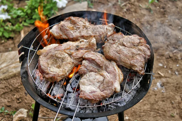 Кусочки сочного свежего мяса на гриле — стоковое фото