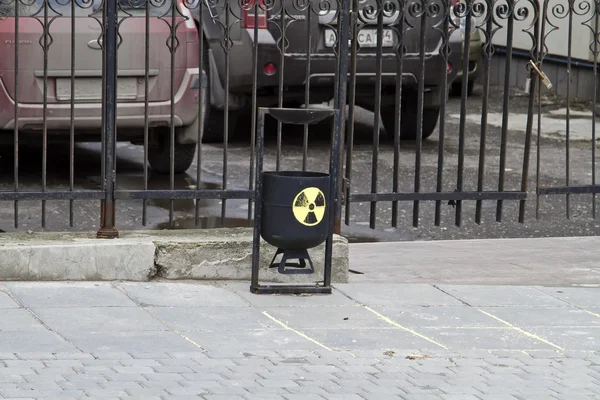 Радиационный мусор на улице — стоковое фото
