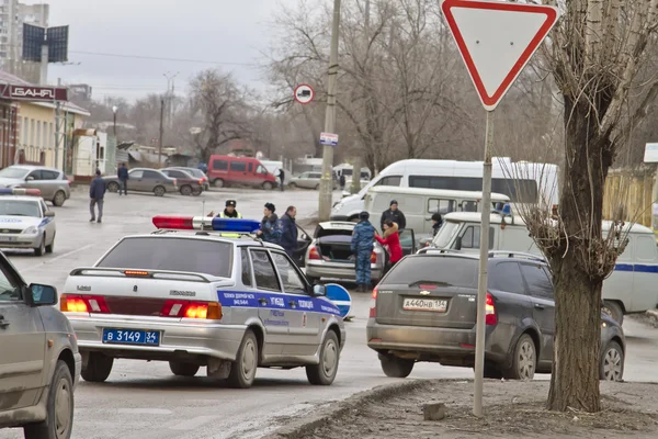 Полицейская машина входит в ручей. Активные действия полиции после террористических актов в городе — стоковое фото