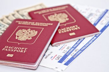 Uluslararası pasaport, nakit ve uçak biletleri
