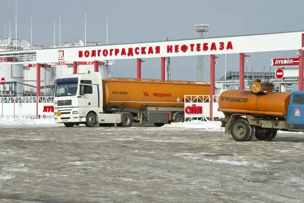 Bränsle lastbil vid utloppet av volgograd oljedepåer — Stockfoto