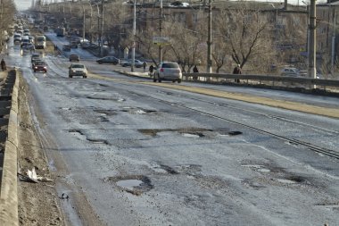 korkunç kaldırım veya kaldırma Köprüsü. Bütün çukurlara asfalt