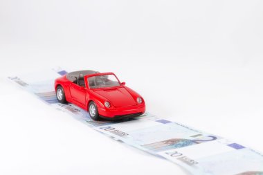 Kırmızı Cabrio para yolda gidiyor