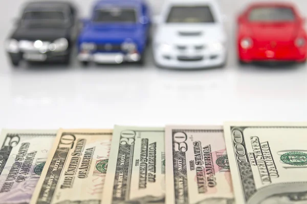 Buying a new car for cash — Stock Photo, Image