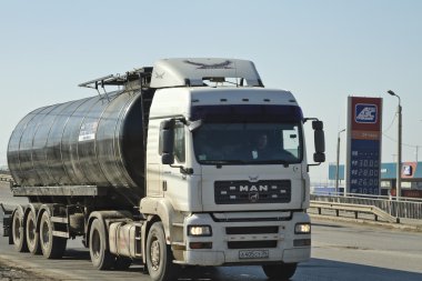 Tank kamyon yakıt yedekler tarafından şehir etrafında sürüş
