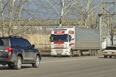 kamyon kirli ve tozlu şehir yola