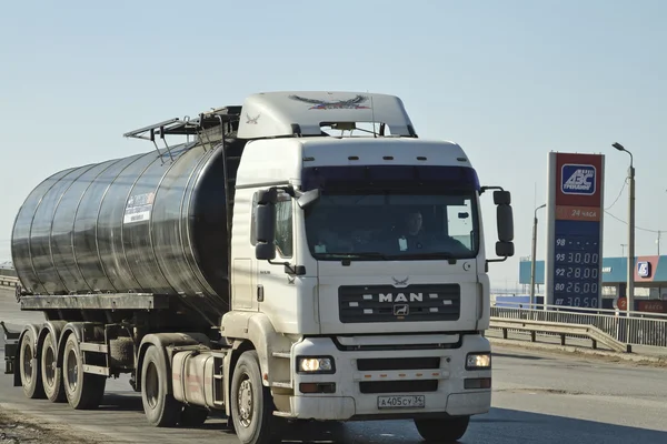 Tank-truck driver runt staden av bränsle påfyllnad — Stockfoto