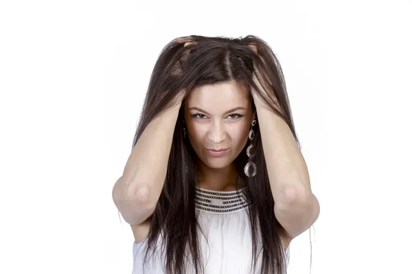 Jovem menina bonita emocionalmente segurando sua cabeça cabelo levantando — Fotografia de Stock