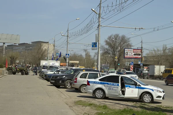 नई पुलिस कार की सड़क गश्ती सेवा को रोकने पर पार्क किया गया — स्टॉक फ़ोटो, इमेज