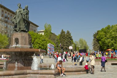 volgograd Marathon katılımcı sanat Çeşmede oturan t-shirt ile plaka numarası alır..