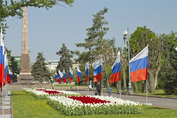 Украшенная флагами и множеством тюльпанов Аллея Героев в майские праздники — стоковое фото