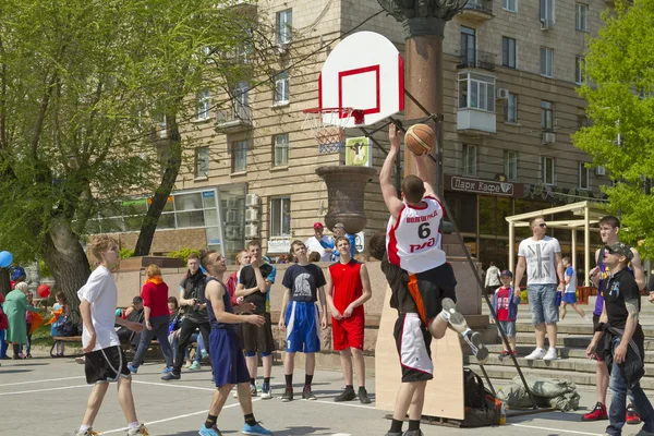 Nastolatki zagrać streetball na ziemi asfaltu na świeżym powietrzu — Zdjęcie stockowe