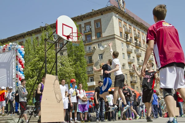 Gli adolescenti giocano a streetball sul terreno asfaltato all'aperto — Foto Stock