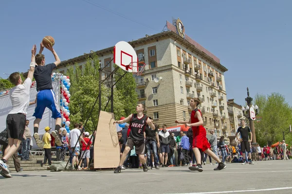 Nastolatki zagrać streetball na ziemi asfaltu na świeżym powietrzu — Zdjęcie stockowe