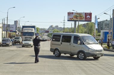 Polis yol yardımı düzenleyen bir çubuk ile trafik.