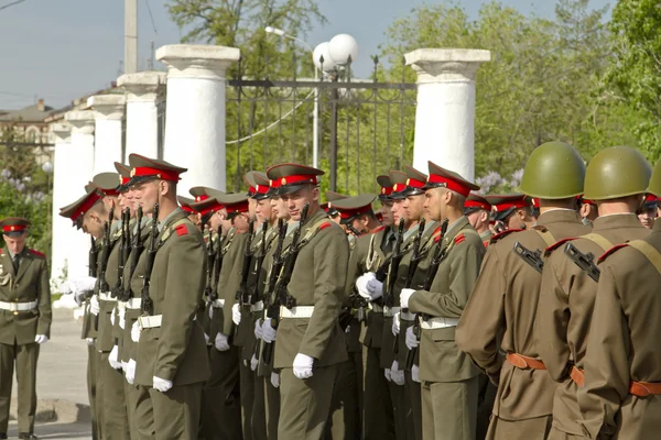 Soldater i sovjetisk uniform. – stockfoto