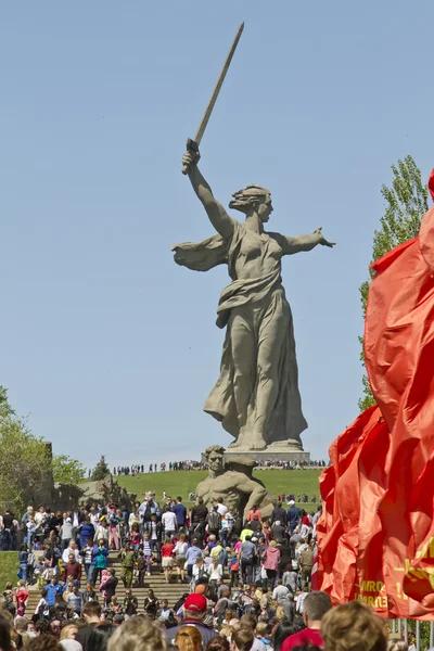 Huge number of people rises up the stairs on the Mamayev Kurgan — Stock Photo, Image