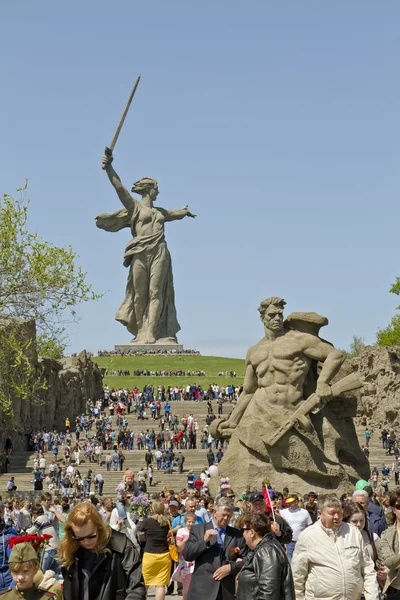 Gran número de personas se eleva por las escaleras en el Mamayev Kurgan — Foto de Stock