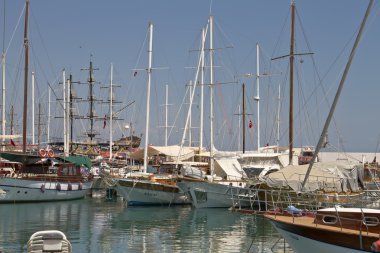 Yat ve yelkenli gemiler kemer liman kenti demir attı.