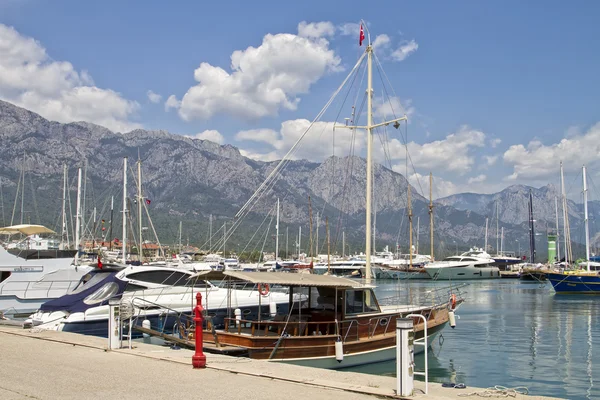 Yacht and sailing vessels anchored in the port town of Kemer — Stock Photo, Image