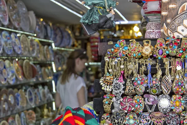 Huge selection of beautiful and affordable Souvenirs for tourists on the shelves of street shops — Stock Photo, Image