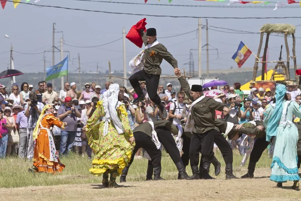 Gruppo di ballo in costumi popolari e la forma dell'esercito sovietico al festival Sabantui-2014 — Foto Stock