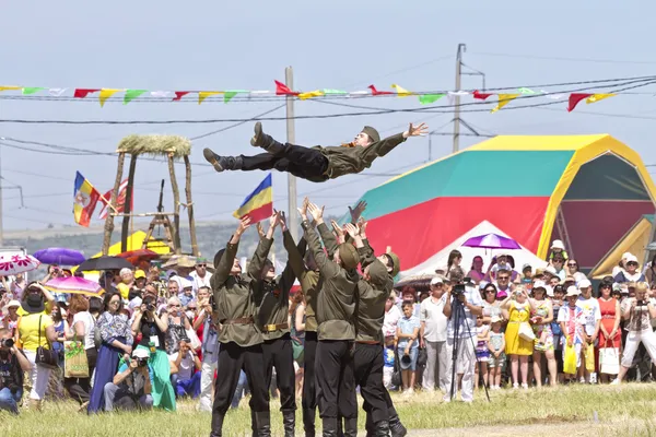 Grupo de baile en trajes populares y la forma del ejército soviético en el festival Sabantui-2014 — Foto de Stock