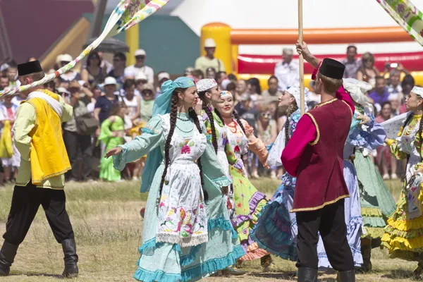 Hombres y mujeres en trajes nacionales bailan bailes folclóricos tradicionales —  Fotos de Stock