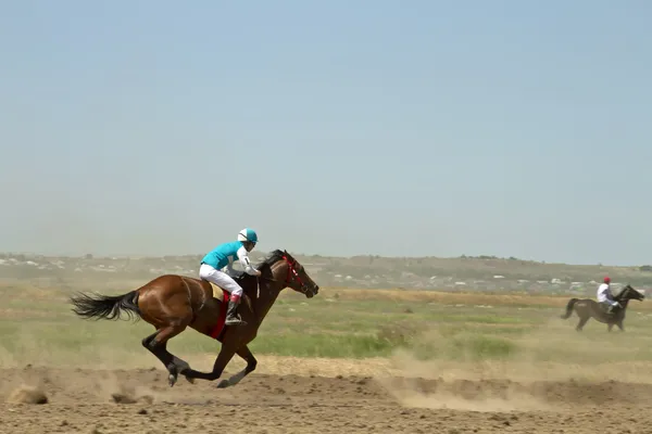 Jóquei montando um cavalo durante as corridas de cavalos — Fotografia de Stock