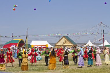 Erkekler ve kadınlar Ulusal kostümleri geleneksel halk dansları dans