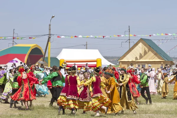 Erkekler ve kadınlar Ulusal kostümleri geleneksel halk dansları dans
