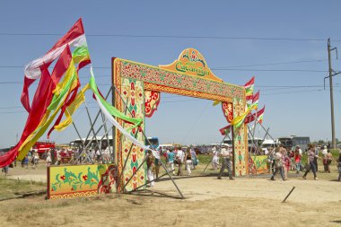 kelimeler sabantuy geçitte bayrak ile dekore edilmiş