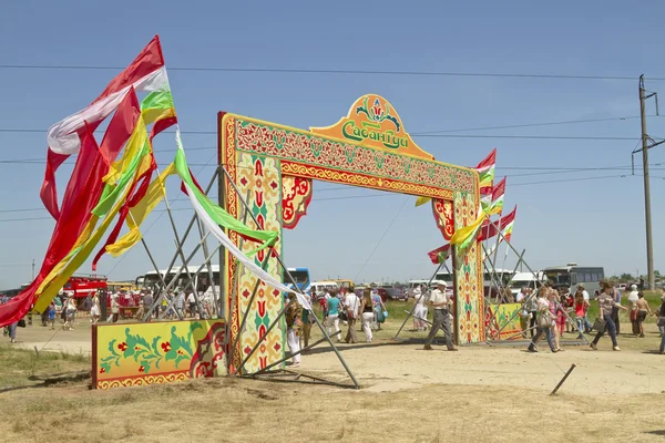 Decorado con las banderas de la puerta con las palabras Sabantuy —  Fotos de Stock