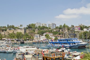 Yatlar ve tarihi kentin limanında demirli gemiler yelken