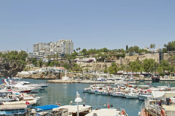 Yachts and sailing ships anchored in the port of the old town — Stock Photo, Image