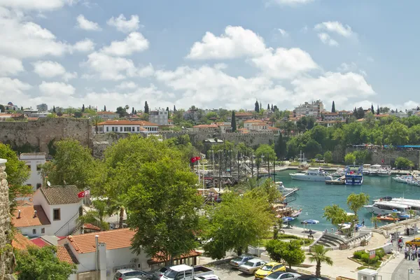 Yachts and sailing ships anchored in the port of the old town — Stock Photo, Image