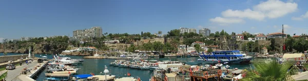 Yachts and sailing ships anchored in the port of the old town — Stock Photo, Image