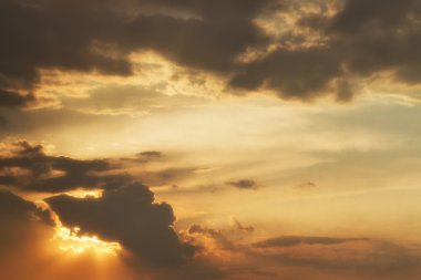 Gün batımında güzel bulutlar