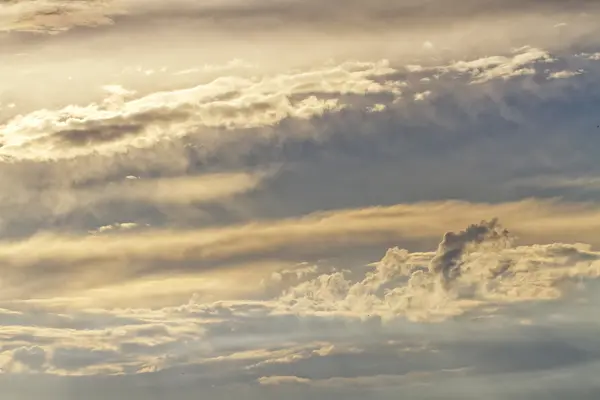 Hermosas nubes al atardecer — Foto de Stock