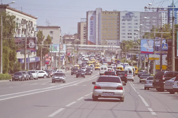 Tät trafik i centrum av staden — Stockfoto
