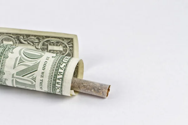 Smoking is the emission of money — Stock Photo, Image