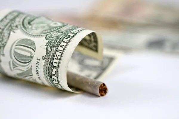 Smoking is the emission of money — Stock Photo, Image