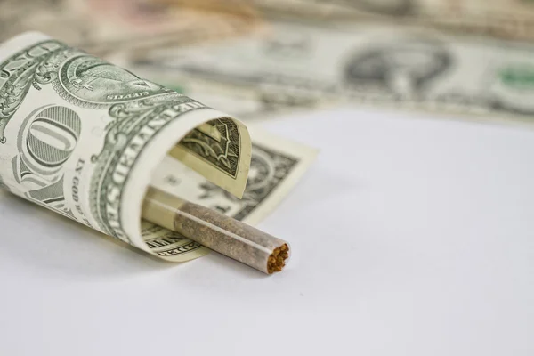 Smoking is the emission of money — Stock Photo, Image