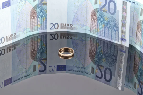 Gold ring on background of Euro banknotes with reflection — Stock Photo, Image