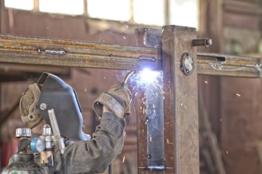 Kaynakçı brews metal yapı