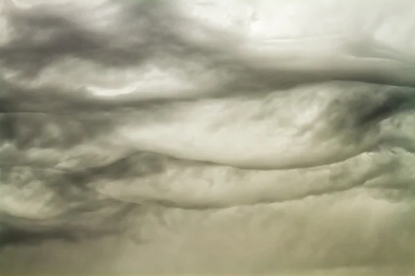 Bardzo nietypowe chmury burzowe — Zdjęcie stockowe