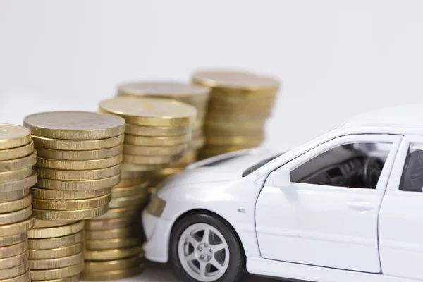 oyuncak araba kazaları bir duvara para beyaz spor