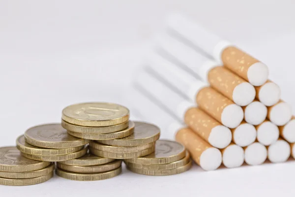Smoking is a waste of money — Stock Photo, Image