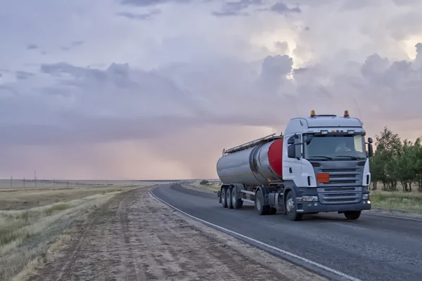 Een vrachtwagen reizen op de weg te midden van de storm en regen — Stockfoto