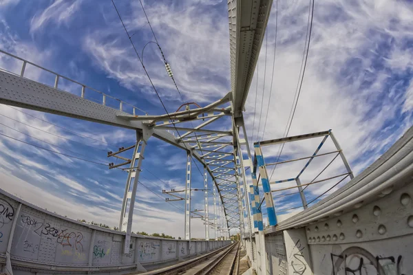 Pont ferroviaire à travers le canal Volga-don. Vue à travers un oeil de poisson — Photo